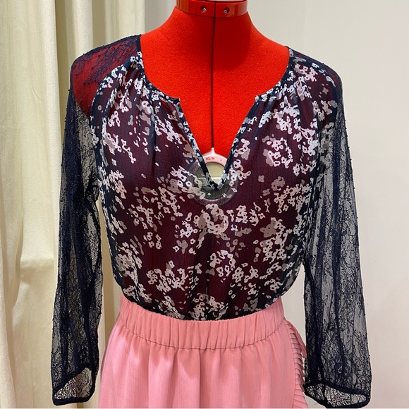 Ann Taylor Top, Blue Floral Blouse, Sheer, Navy Lace 3/4 Sleeves, Women's (US M) - Picture 4 of 12
